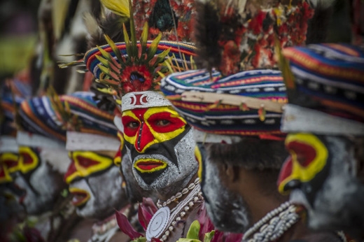 
	
	Ngoài lông chim thiên đường, tùy vào văn hóa của từng bộ lạc mà họ có cách trang điểm khác nhau. Nhưng có một điểm chung là màu sắc đều sặc sỡ.